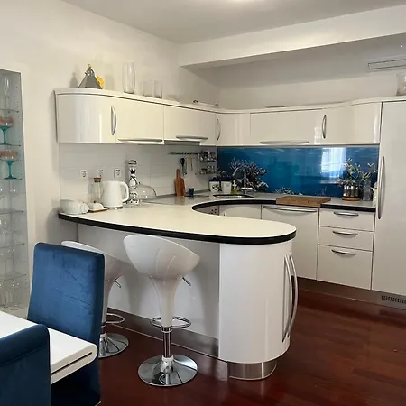 De Blue アパート ボル